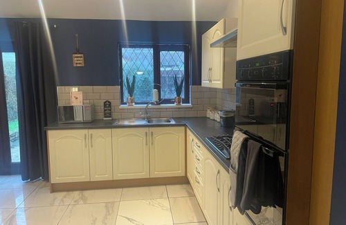 Morriston House | Nightly weekly or monthly stays. Great for family getaways Mumbles 10 min dri