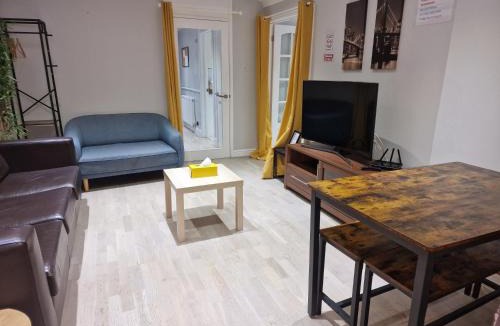 Hemel Hempstead Apartment | NightRest Homes Smart TV In Each Room - Parking - Hemel Hempstead