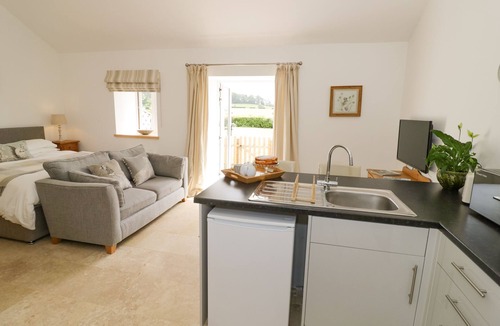 Hellidon Cottage | OAK BARN, pet friendly, with a garden in Catesby