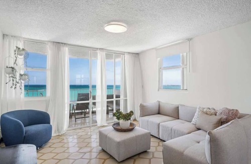 Isla Verde Apartment | Oceanfront | Terrace | Communal Pool | AC