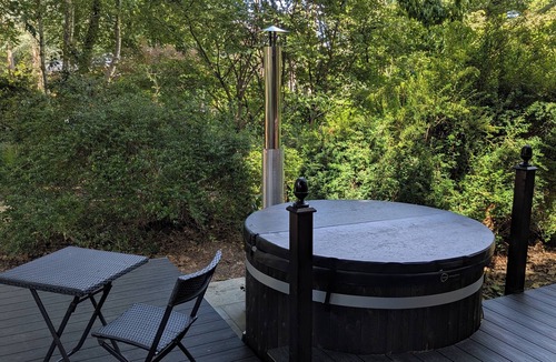 Ringwood Cabin | Onni - cosy forest cabin with hot tub option