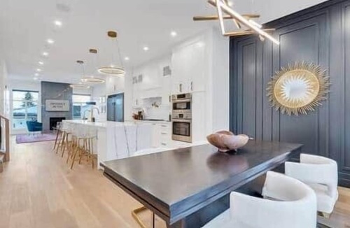 Killarney House | Opulence - Luxury | King Beds, A/C + Parking + EV Charger