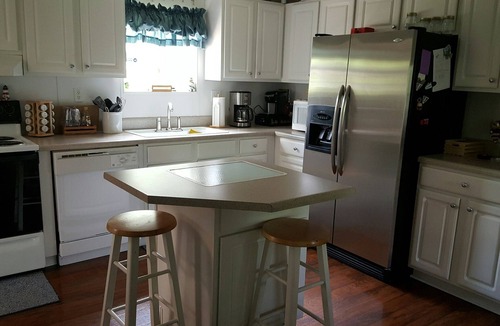 Tateville House | Overlooking Lake and Island. Just Minutes to Burnside Island Ramp.