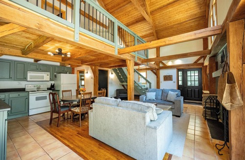 Accident Cabin | Oversized Hot Tub Fire Pit Mountain Cabin Getaway Near Deep Creek