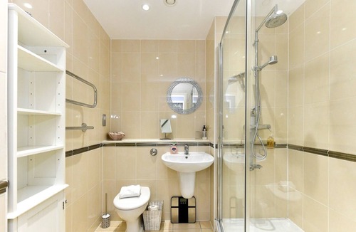 Century Wharf Apartment | Pass the Keys | Classy 2 bed apartment in the bay with river views