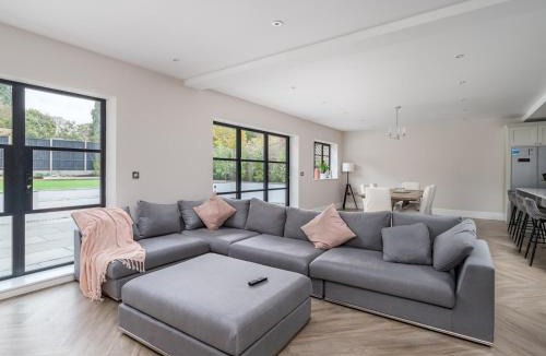 Cassiobury House | Pass the Keys Luxury 4 Bedroom home with large garden