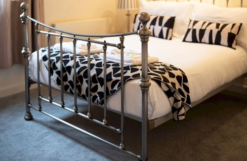 Partick Apartment | Pass the Keys | Spacious Family 2-bed GF Sleeps 6 with Parking