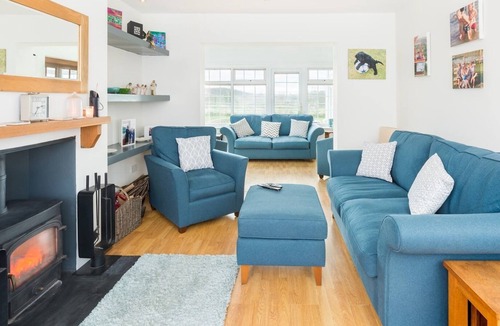 Wellesbourne House | Pass the Keys | SPACIOUS Modern 5 Bed, Sleeps up to 12 & Parking