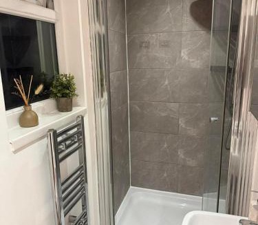 Watford House | Peaceful Room with private bathroom in the Centre
