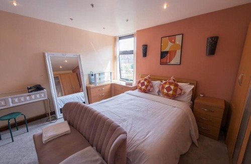 Wolverhampton Apartment | Perfect for Contractors - Long Term Discounts, Free Parking & Fast Wifi