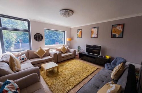 Wolverhampton Apartment | Perfect for Contractors - Long Term Discounts, Free Parking & Fast Wifi