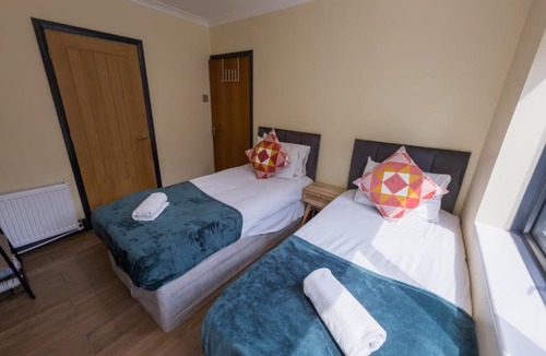 Wolverhampton Apartment | Perfect for Contractors - Long Term Discounts, Free Parking & Fast Wifi