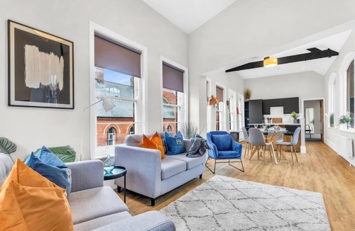 Birmingham City Centre Apartment | Pluxa Cobalt & Coral