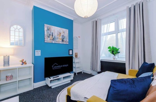 Salford House | Pool Table | Free Parking | 3Bed Home in Salford