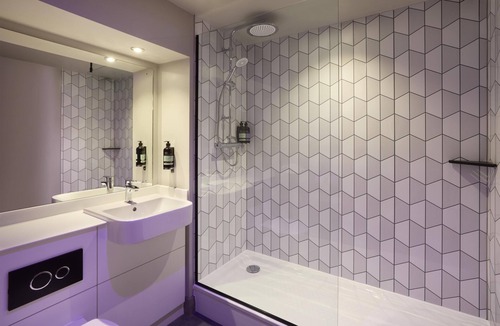 Llanelli Hotel | Premier Inn Llanelli Central East