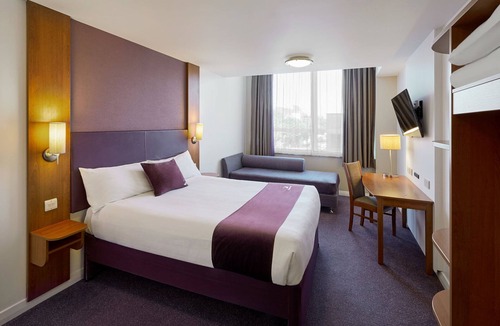 Llanelli Hotel | Premier Inn Llanelli Central West
