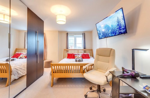 Erdington Bed & Breakfast | Premium SuperKing - FREE Parking, Breakfast & WiFi, Netflix, LED TV, Kitchen