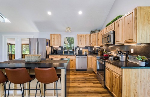 McGaheysville Cabin | PRIME dates available! Super Low Pricing-Luxury Mountain Home - Sleeps 14,