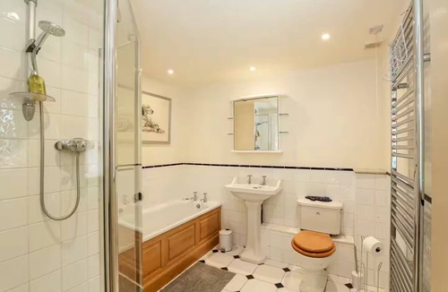 Gawcott House | Priory Courtyard - 3 Bedroom Escape
