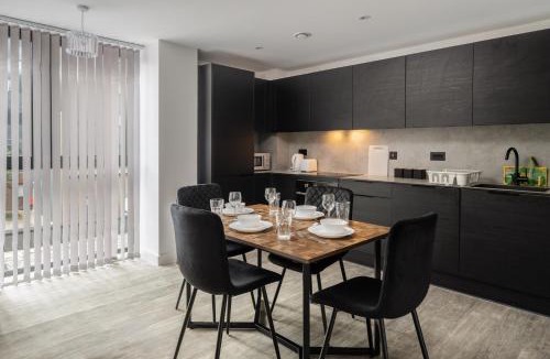 Old Trafford Apartment | Pristine Old Trafford & City Centre 2BD 2BT Apt - Balcony