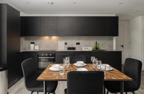 Old Trafford Apartment | Pristine Old Trafford & City Centre 2BD 2BT Apt - Balcony