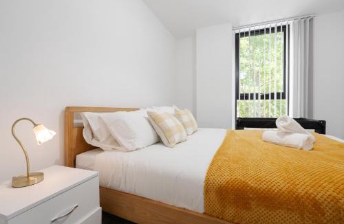 Old Trafford Apartment | Pristine Old Trafford & City Centre 2BD 2BT Apt - Balcony
