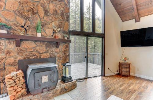 Lakehead House | Private Cabin w/Forest Views & Grill in Lakehead!