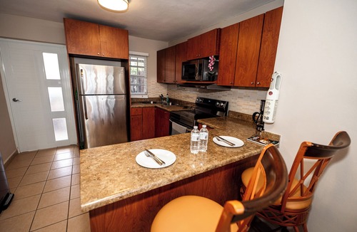 Bucana Apartment | Private Jacuzzi Oasis with Mountain Views. FREE Parking and Laundry