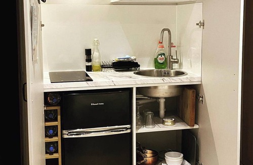 Alvechurch Apartment | Private Room - Sleeps 2 - Private Entry - Parking