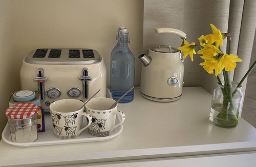Alvechurch Apartment | Private Room - Sleeps 2 - Private Entry - Parking