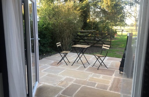 Alvechurch Apartment | Private Room - Sleeps 2 - Private Entry - Parking