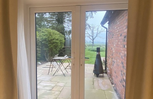 Alvechurch Apartment | Private Room - Sleeps 2 - Private Entry - Parking