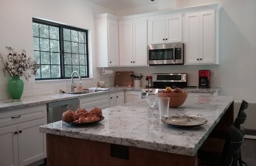 Nevada City House | PROMO 20% WEEKLY/35% MONTHLY DISCOUNTnCustom new cottage,secluded, with hot tub.