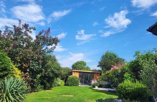 Kings Langley Cottage | Quaint 3 bed cottage 10 mins walk from station and short drive to Warner studios