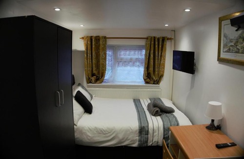 Coventry Apartment | Quiet Studio with Workspace Shared Entrance for Contractors and Business Travellers