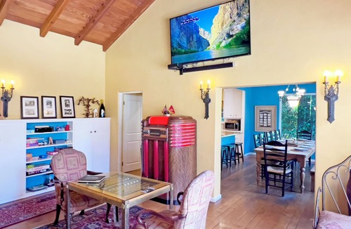 Monte Rio House | River Queen: Historic 5 Bed/5.5 Bath, Dock, Boats + New Hot Tub!