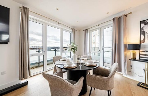 Southampton Apartment | River View Penthouse With Big Balcony & Cinema