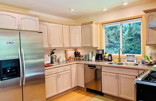 Riverbend House | Riverside Bliss Cozy Beds, Fireplace and Gbit WiFi