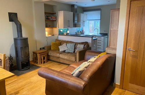Staveley House | Riverside Cottage with secure bike storage