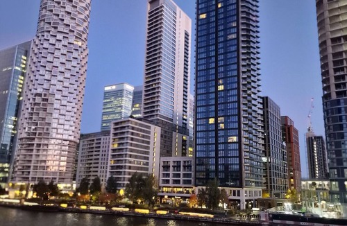 Canary Wharf Apartment | Riverthames View Canary Wharf Apartment