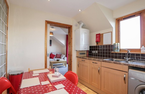 Inverness City Centre Cottage | RIVERVIEW APARTMENT, family friendly in Inverness
