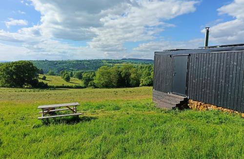 Dowdeswell Apartment | Romantic Off-Grid Cabin Views of Cotswolds