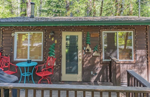 Paradise Estates Cabin | Romantic Small Cabin in the Woods. Fireplace,Hot tub,A/C,Firepit,WiFi, Mt Rainer