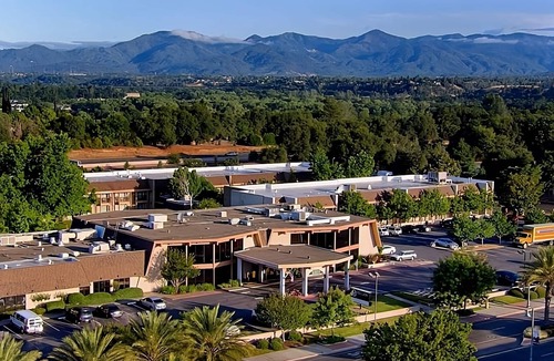 Redding House | Romantic Vacay! Spacious Unit, Pool, Restaurant