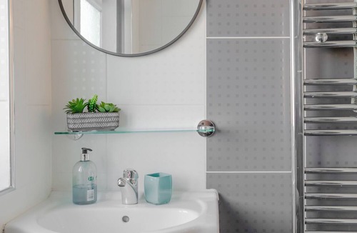 Queensbury House | Room-apple House Wembley - Family Room w