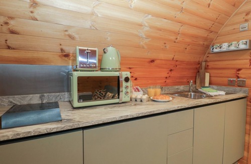 Newland Near Ulverston Cottage | ROWAN, romantic, with hot tub in Ulverston