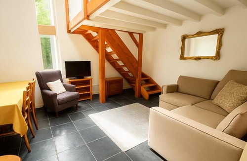 Chichester Apartment | Rural Studio with Shared Pool, Large Gardens & Tennis, Dog Friendly! Chichester Holiday Properties
