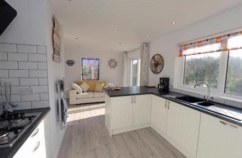Saundersfoot House | Sêr Môr - Log Burner, Peaceful Cottage, Dog Friendly