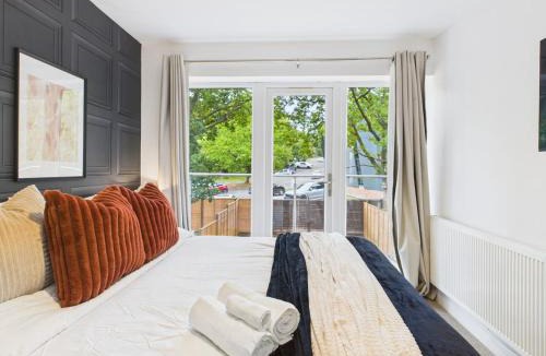 Wychbold House | Saxon Way Home by Signature Stays - Leisure Centre - Pool & Spa - Parking