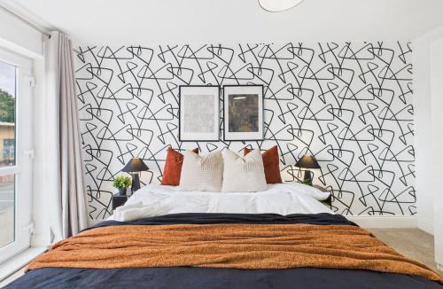 Wychbold House | Saxon Way Home by Signature Stays - Leisure Centre - Pool & Spa - Parking